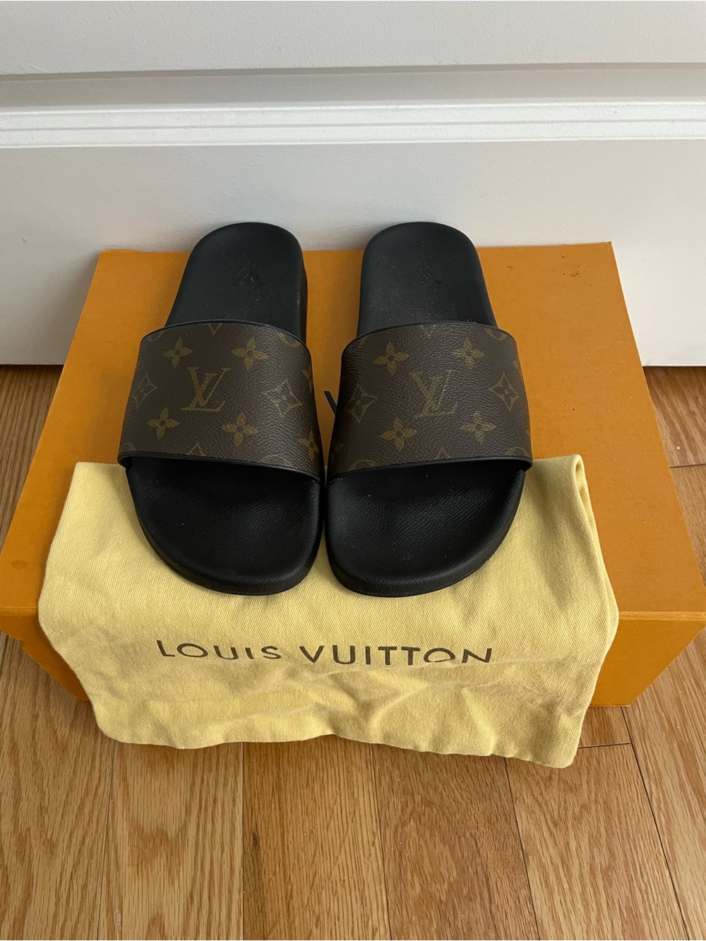 Unisex LV slides ( Men size 7 / Woman size 10 )